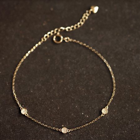 Vista detallada de los acentos de zirconia brillante en la pulsera de plata esterlina.