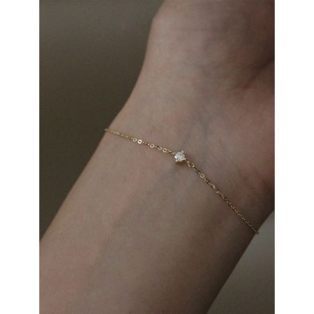 Eine andere Perspektive des klassischen einzelnen Solitär-Kubikzirkonia-Kettenarmbands.
