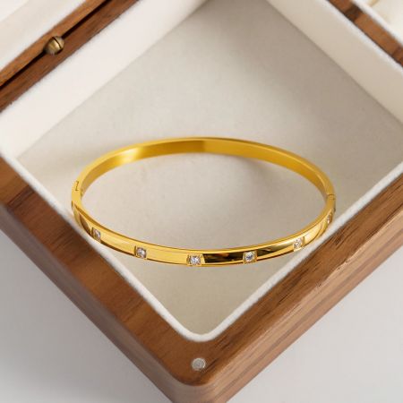 Det eleganta armbandssetet presenterat i en trälåda för smycken.