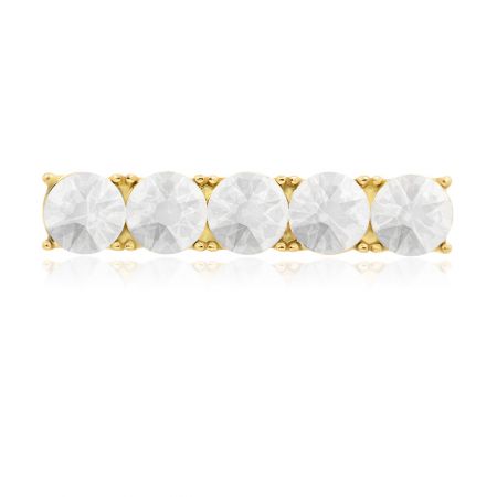 Primer plano de la etiqueta de zapato de cristal brillante que muestra cinco piedras preciosas claras en una barra de latón chapada en oro.