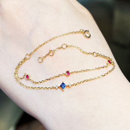 Ein Modell trägt das Edelsteinarmband aus 925er Sterlingsilber, um die Größe zu zeigen.