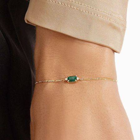 925 Sterling Zilveren Smaragdgroene Zirkon Figaro Kettingarmband - Een gedetailleerd uitzicht op een vergulde 925 sterling zilveren Figaro kettingarmband, gecentreerd met een briljante rechthoekige smaragdgroene zirkon.