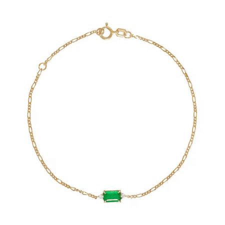 Toma de cerca del centro rectangular de zirconia verde esmeralda en la pulsera de cadena de oro.