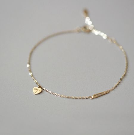 925 Sterling Zilveren Hart Vergulde Armband - Close-up van de 925 Sterling Zilveren Hart Vergulde Armband, met de gedetailleerde hart bedel met 'Jij & Ik' gravure en de gepolijste gouden afwerking.