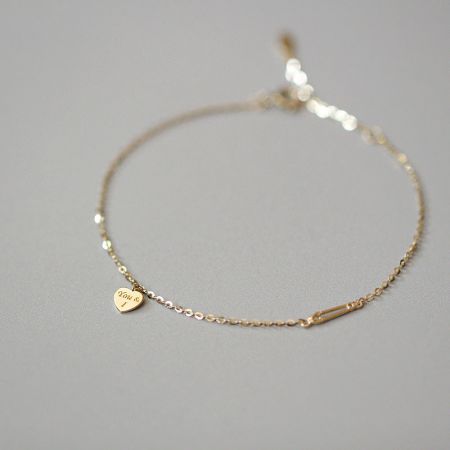 925 Sterling Zilveren 'Jij & Ik' Hartbedelarmband Set - Close-up van de 925 Sterling Zilveren 'Jij & Ik' hartbedelarmband, die de gedetailleerde gravure op de vergulde hartbedel toont.