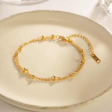 Close-up van de veilige sluiting en kwaliteitslabel van de armband, die het fijne vakmanschap benadrukt.
