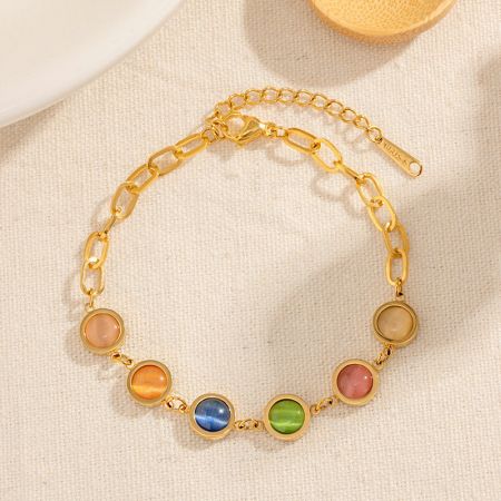 鮮やかな多色の宝石が並ぶスタイリッシュなゴールドチェーンブレスレット。