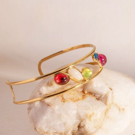 Roestvrijstalen Meerkleurige Opaalstenen Armbandset van 5 - Een set van vijf goudkleurige roestvrijstalen armbanden versierd met levendige meerkleurige opaalstenen, weergegeven op een schone witte achtergrond.