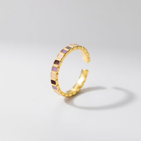 Seitenansicht des Emaille-Rings mit Farbblock, der den eleganten goldenen Band und quadratische Muster zeigt.