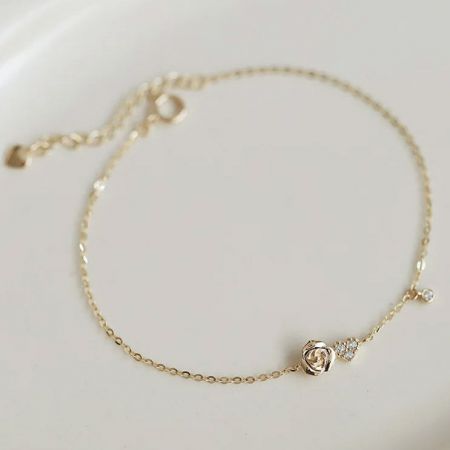 Detailed view of the 925 silver bracelet with its elegant rose charm.