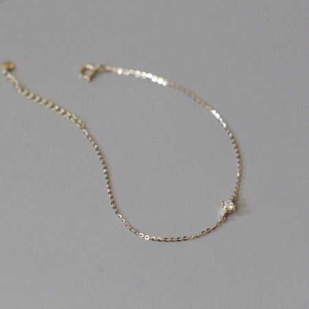 Detaillierte Produktaufnahme des 18k vergoldeten Solitärarmbands.