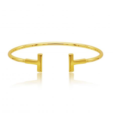 Bracelet de barre poli moderne - Gros plan du bracelet Modern Polished Bar en or, mettant en valeur son design épuré et ses extrémités en forme de T distinctives.
