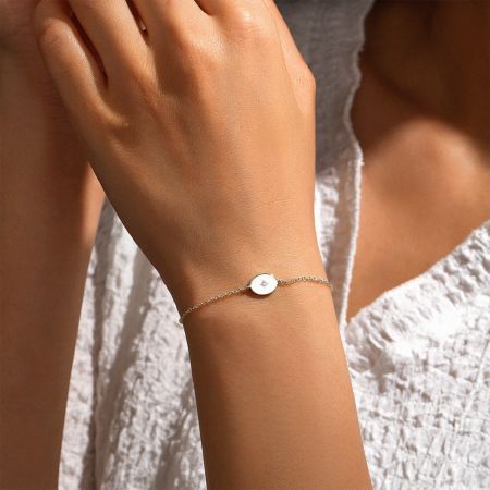 Pulsera de estrella de plata esterlina dorada con un charm de circonio blanco.