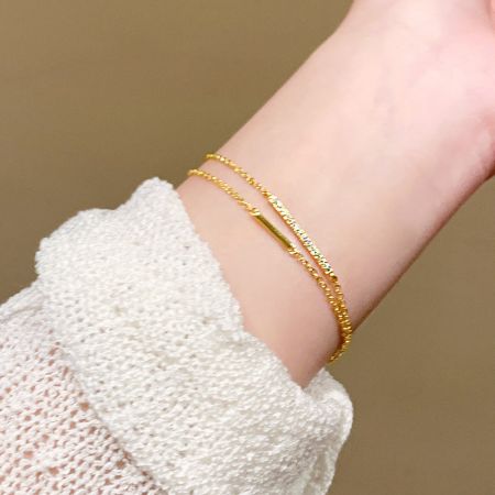 Aspecto elegante con las pulseras de zirconia de doble capa de plata esterlina 925 chapadas en oro.