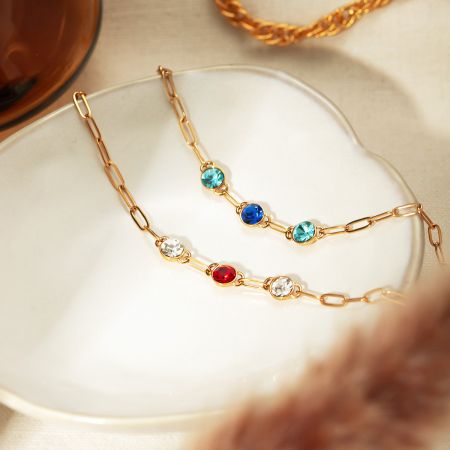 Goudkleurige roestvrijstalen CZ stenen paperclip armbanden (set van 5) - Een paar elegante goudkleurige roestvrijstalen paperclip armbanden, elk versierd met levendig gekleurde cubic zirconia stenen.