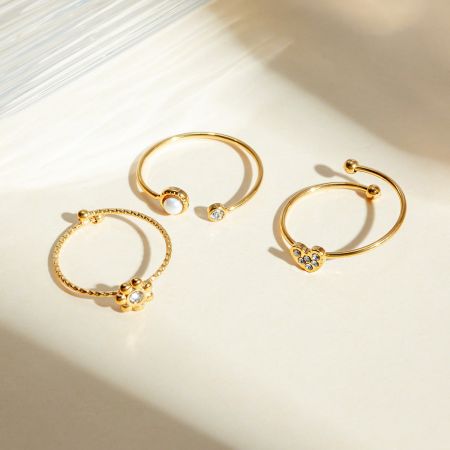 10대 소녀에게 완벽한 세 개의 금 도금 스테인리스 스틸 반지 컬렉션.