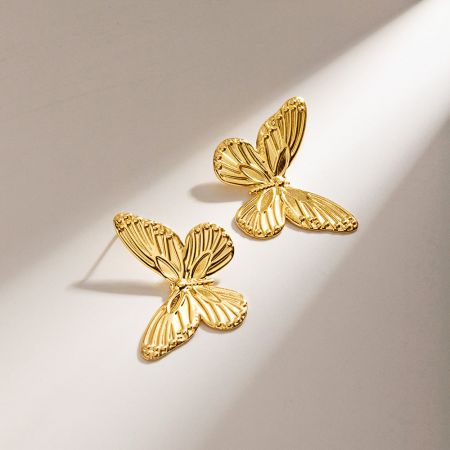 Vista frontal de los elegantes pendientes de mariposa dorada.