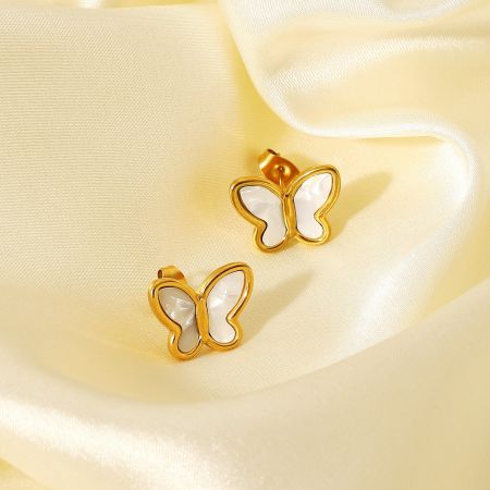 Pendiente de mariposa de oro de acero inoxidable con incrustaciones de nácar (5 pares) - Un par de pendientes de mariposa de oro de acero inoxidable elegantemente exhibidos sobre un fondo de satén color crema.
