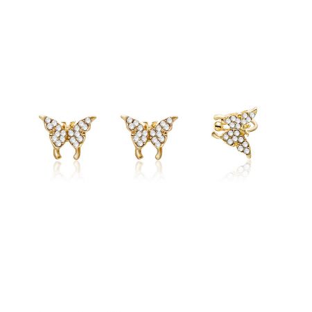Aro de oreja minimalista en forma de mariposa y 2 pendientes. - Un conjunto de tres pendientes minimalistas en forma de mariposa, que incluye un aro de oreja y dos pendientes, en chapado de oro con acentos de cristal transparente, exhibidos sobre un fondo blanco.