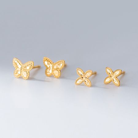 Nahaufnahme der vergoldeten 925 Sterling Silber Schmetterlings- und Blumen-Ohrstecker aus der Kollektion.