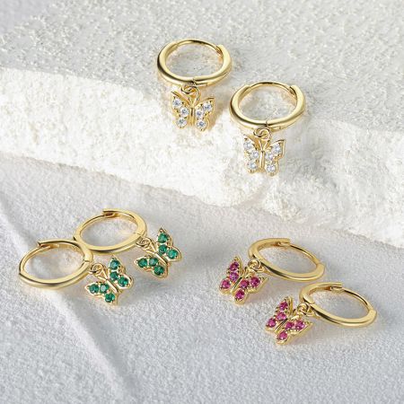Boucles d'oreilles en argent sterling 925 en forme de papillon avec zircon (ensemble de 5 paires) - Un ensemble époustouflant de boucles d'oreilles en argent sterling 925 en forme de papillon avec des pierres de zircon claires, vertes et roses, présentées sur un fond blanc.