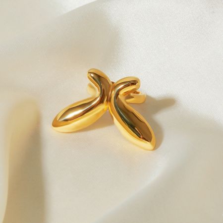 Roestvrijstalen Gouden Grote Geometrische Kromme Vlinder Verstelbare Open Ringen Set van 5 - Een set van vijf roestvrijstalen, vergulde, verstelbare open ringen, met geometrische kromme en vlinder ontwerpen, weergegeven op een witte stoffen achtergrond.