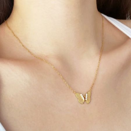 Conjunto de Collar con Colgante de Mariposa Dorada de Plata Esterlina 925 para Niñas - Un impresionante collar con colgante de mariposa dorada de plata esterlina 925, destacando la detallada artesanía y brillantes piedras de circonita cúbica blanca.