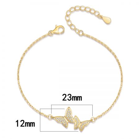 La pulsera de mariposa dorada mostrando las dimensiones del colgante, 23mm por 12mm.