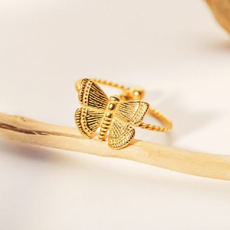 Productfoto van de gouden vlinder ring met textuurdetails.