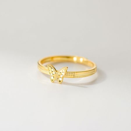 Close-up van de vergulde 925 sterling zilveren vlinder ring, die de delicate ijzige textuur en het minimalistische ontwerp benadrukt.
