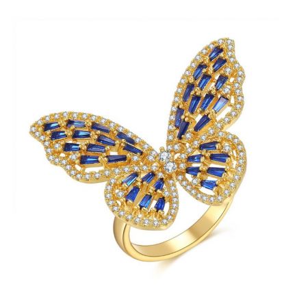 Verstelbare statement vlinder ring met cubic zirconia - Verstelbare statement vlinder ring in goud plating, met ingewikkelde blauwe en heldere cubic zirconia stenen die de delicate vleugels vormen.