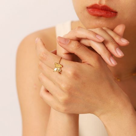 Een stijlvolle vrouw met de verstelbare gouden vlinder ring.