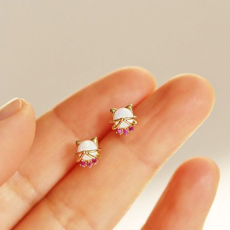 Orecchini a forma di gatto in oro con opale bianco e gemme rosa.