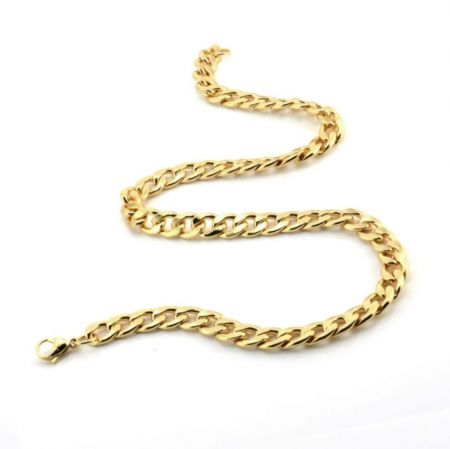 Collar de estilo cadena para hombres. - Collar de estilo cadena para hombres con un acabado dorado pulido, mostrando el intrincado diseño de eslabones sobre un fondo blanco.