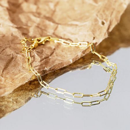 Bulk 925 sterling zilveren paperclip kettingarmband voor dames - Een close-up productfoto van een 925 sterling zilveren paperclip kettingarmband met een gouden afwerking, weergegeven op een neutrale achtergrond.