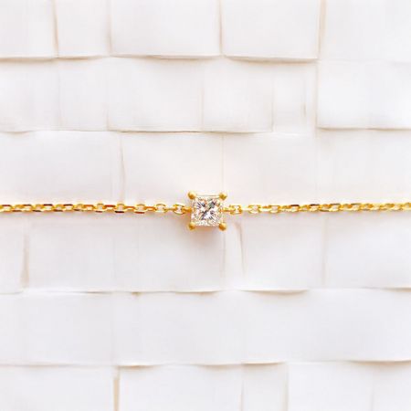 Vista dettagliata della catena e della chiusura del bracciale minimalista in zirconia cubica.