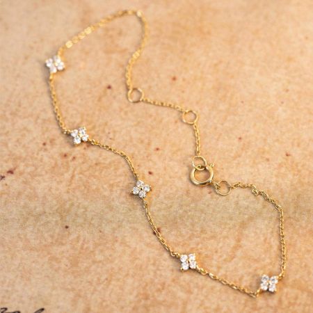 Outra pulseira do conjunto exibindo o intricado design de flor de diamante.