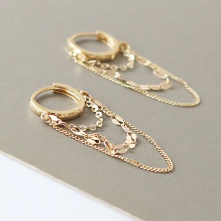 Immagine del prodotto degli orecchini a catena multilivello in argento sterling.