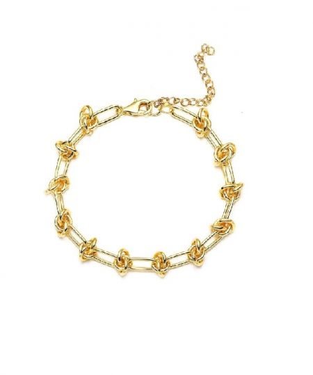 Vergulde Roestvrijstalen Armband - Een close-up van de Vergulde Roestvrijstalen Armband, die het ingewikkelde kettinglinkontwerp met elegante knoopdetails toont.