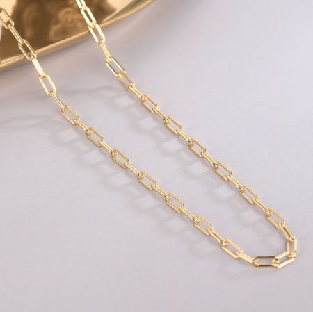 Collar de cadena de clip de papel de plata esterlina 925. - Un elegante collar de cadena de clip de papel de plata esterlina 925 con un rico baño de oro de 18k, exhibido sobre un fondo neutro para resaltar su diseño.