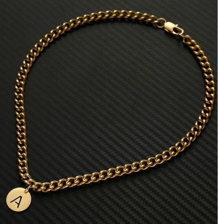 Primer plano del collar con colgante de letra 'A' chapado en oro