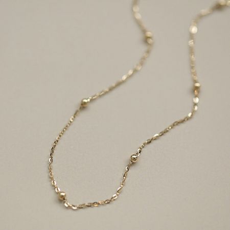 Pulsera de Charm de Cadena de Cuentas de Plata Esterlina 925 de 2.5 mm - Una delicada pulsera de charm de cadena de cuentas de plata esterlina 925 con un acabado dorado, mostrada sobre un fondo blanco limpio.