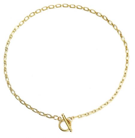 Collar con Colgante de Toggle - Un collar con colgante de toggle dorado, hecho de acero inoxidable duradero, que muestra su acabado pulido y su cierre único.
