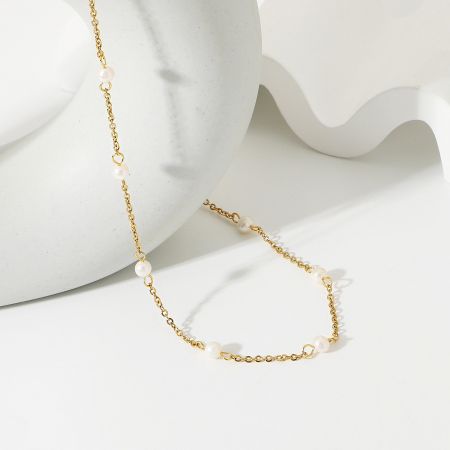Roestvrijstalen vergulde parel charms schakelketting set van 5 - Een close-up van de vergulde roestvrijstalen schakelketting met elegante witte parel charms, weergegeven op een neutrale achtergrond.