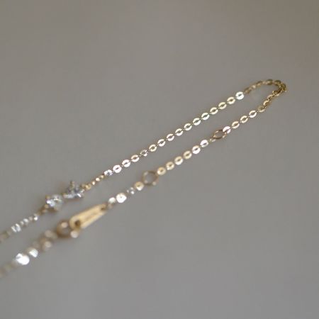 Close-up of the high-quality gold-plated cable chain used in the elegant bowknot bracelet.