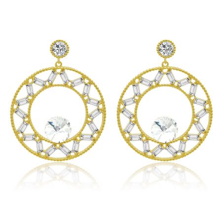 Boucles d'oreilles en or plaqué rondes en forme de chandelier. - Une paire de boucles d'oreilles en or plaqué rondes en forme de chandelier avec un design circulaire et des pierres en zircon cubique claires scintillantes, sur un fond blanc propre.