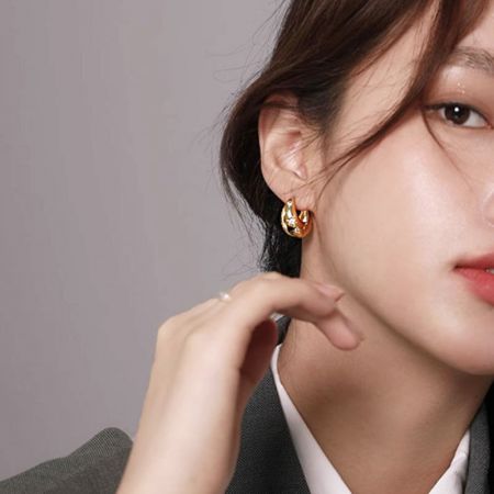 우아한 골드 지르콘 별 청키 후프 귀걸이를 선보이는 모델.