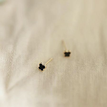 Pendientes pequeños de mariposa de esmalte negro de oro de 14K y plata esterlina 925.