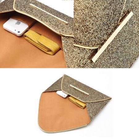 Vue intérieure du sac à main doré, révélant une doublure beige et un espace ample.