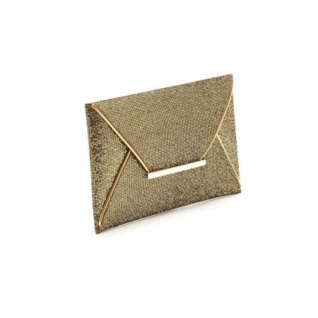 Vue rapprochée du sac à main doré montrant sa surface texturée et son fermoir en métal.